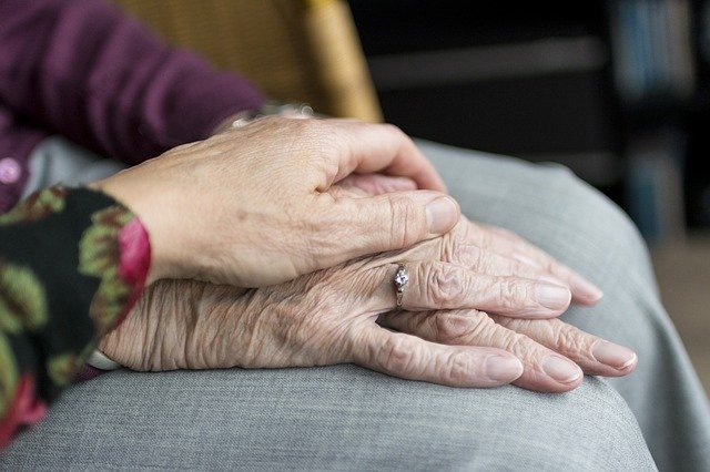 נופל וקם: התמודדות עם נפילות קשישים